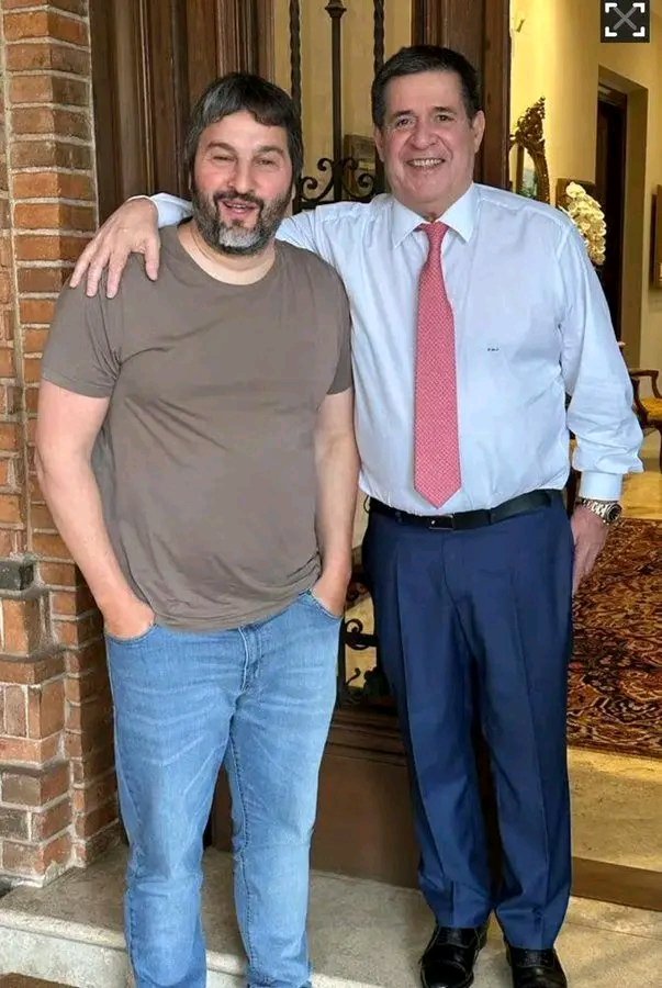 𝗔𝗿𝗶𝗲𝗹 𝗚𝗮𝗿𝗰í𝗮 𝗙𝘂𝗿𝗳𝗮𝗿𝗼, quien posa en la foto con Cartes estuvo preso en Santa Fe, Argentina, por intento de homicidio....estuvo vinculado al 𝗹𝗮𝗯𝗼𝗿𝗮𝘁𝗼𝗿𝗶𝗼 𝗔𝗽𝗼𝗹𝗼 de Rosario, que fue investigado en la causa de efedrina y asociado a 𝗠𝗮𝗿𝗶𝗼
