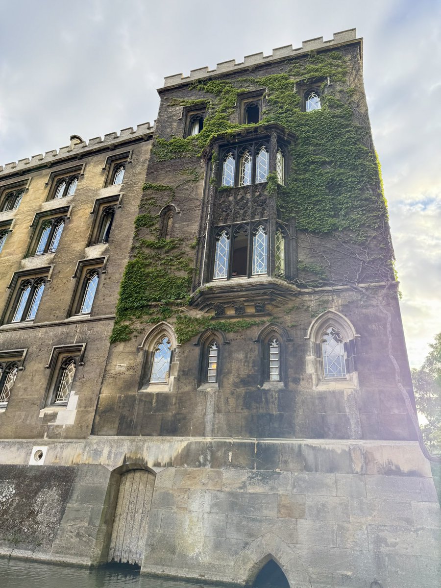 DChu80's tweet image. Grateful to @JamesIVAssoc for travel in #UK: First stop #Cambridgeshire @CUH_NHS hosted by @cam_colorectal @mrhemanjoshi @PowarSurgeON @iannishsadien and talented colleagues - from new robot technologies and approaches to punting and amazing history, great times. Next stop is…