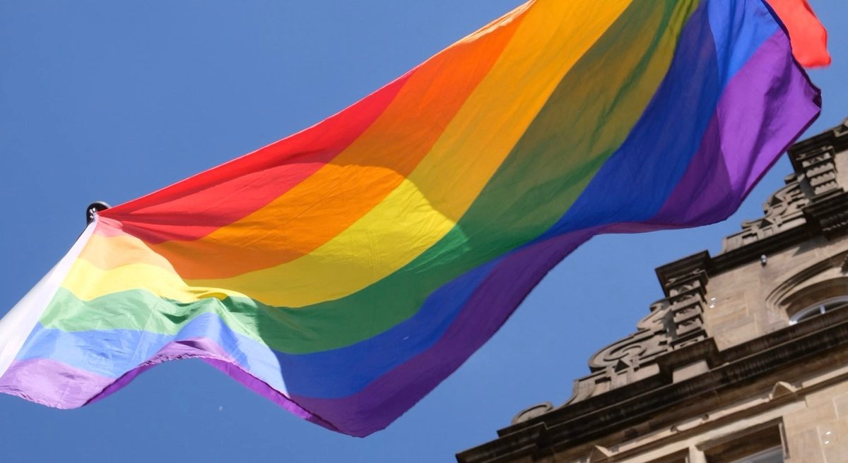 Friedrich Merz hat offenbar das Talent, von Fettnapf zu Fettnapf zu gehen &amp; dabei Menschen vor den Kopf zu stoßen. Der Bundestag ist das Parlament der Bürgerinnen &amp;  Bürger. Die Regenbogenfahne repräsentiert eine Gruppe, die vermehrt von Anfeindungen, Gewalt &amp; Hass betroffen ist.