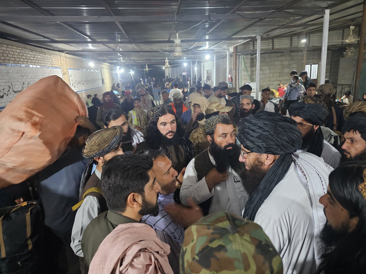 نیمروز والي شیخ محمد قاسم خالد په دې شپه کې د راستنېدونکو کډوالو د کمپونو څخه له نیږدی لیدنه وکړه.
او د دې بهیر د لا ښه مدیریت په موخه په ورېښمو پله کې موظف شويو خدماتي کمېتو ته لارښوونه وکړه، چې د راستانه شویو کډوالو ته پوره رسېدنه او په بېلابېلو ځايونو کې يې ځای پرځای کړي.
