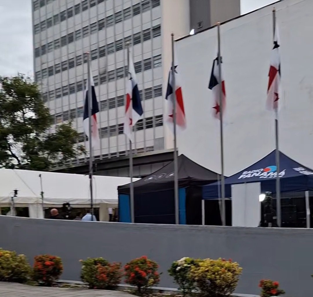 PanamaHoy_'s tweet image. Ministros no se han retirado en la Asamblea. Se mantienen en el Salón Azul.