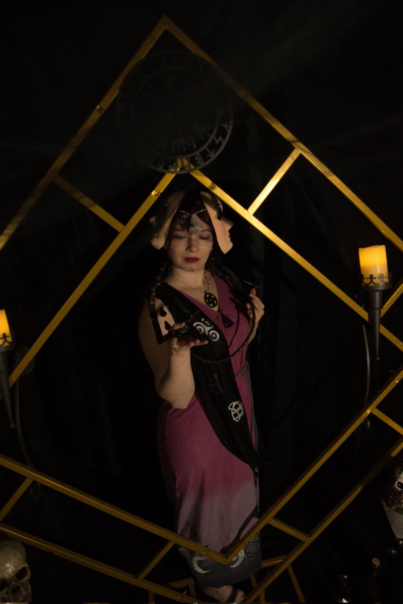 ScarletsFlame's tweet image. My goddess Hecate own design
Cosplay and Design by me
Photographer elensor
#cosplay #germancosplay