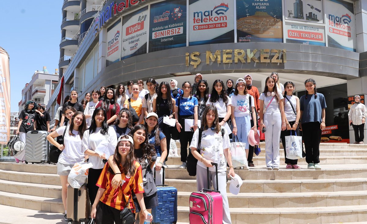 Gençlik ve Spor Bakanlığı tarafından Çanakkale Zaferi’nin 110. yılına özel düzenlenen  “110. Yılında 110 Bin Gençle: Bir Destandır Çanakkale” program kapsamında Mardin Büyükşehir Belediyesi Gençlik Merkezimize üye 1. etap kız öğrenci grubu öğrencilerimizi Çanakkale’ye uğurladık.