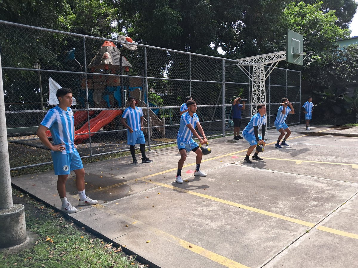 lavidadetrasdel's tweet photo. Pretemporada de C.D. Hércules de cara a lo que se les viene nacional e internacional 🏆🇸🇻🔥⚽!!!!
#futbolsalvadoreño #futbolfan #futbolista #lvdda #fulbo #ES #historiadenuestrofutbol #recordaresvolveravivir #ligasalvadoreña #primeradivision #hechoenElSalvador #futbolnacional https://t.co/yOwp108XKi