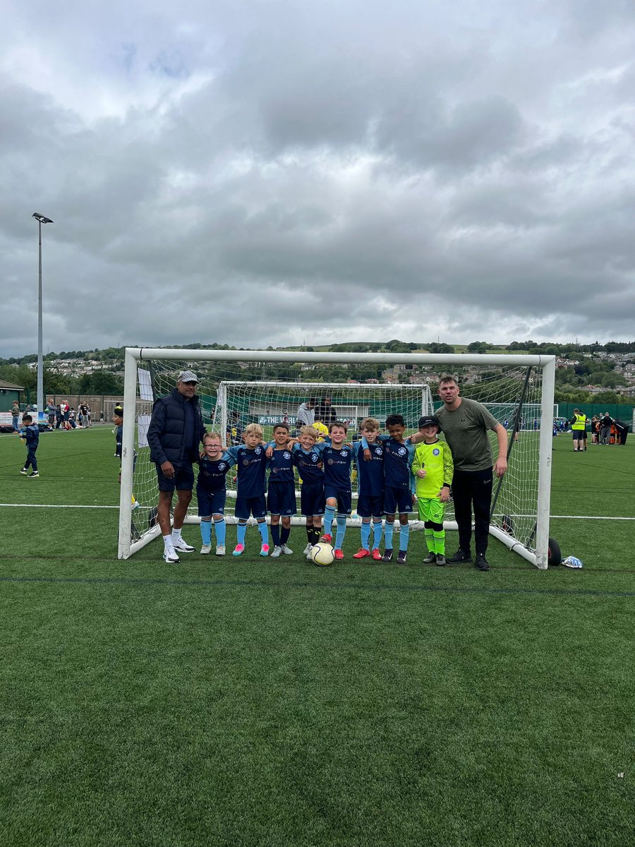 A great effort from the Idle Under 9 Tigers at the weekend making it to the quarter finals in the Steeton tournament!

The boys were top class in their group before losing out in quarters on penalties against Guiseley.

Well done boys!

#idlefamily #allidlearentwe 🔵⚪⚽