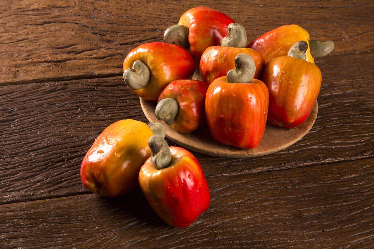 #大阪関西万博 を機にSNSで話題になっている「カジュージュース（カシュージュース）」🥤これはカシューナッツとして知られるカジューのナッツの部分ではなく、実の部分から作られています😉ビタミンCが豊富で、甘いリンゴの風味とチーズケーキのような不思議だけどクセになる味わいがありますよ☝️