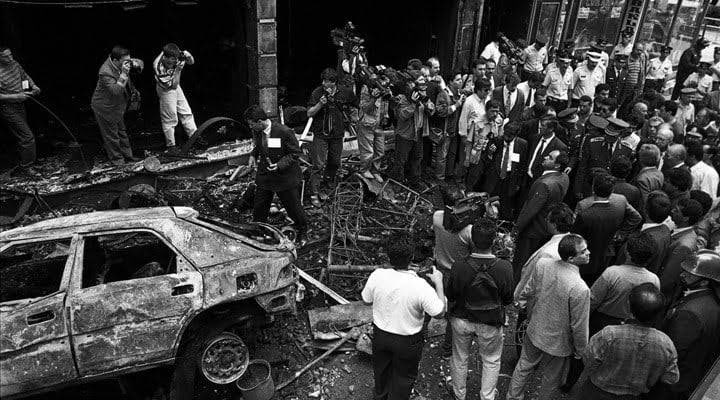 bir otel odasında gencecik çocuklar
çırpındıkça bir yudum soluk için
üzerine benzin döküp oynayanlar
onlar bir gün öpmeye eğilince çocuklarını
dudaklarında duman ve yanık et kokusu
boğum boğum tıkamaz mı soluklarını?

• şükrü erbaş / madımak katliamı üzerine..