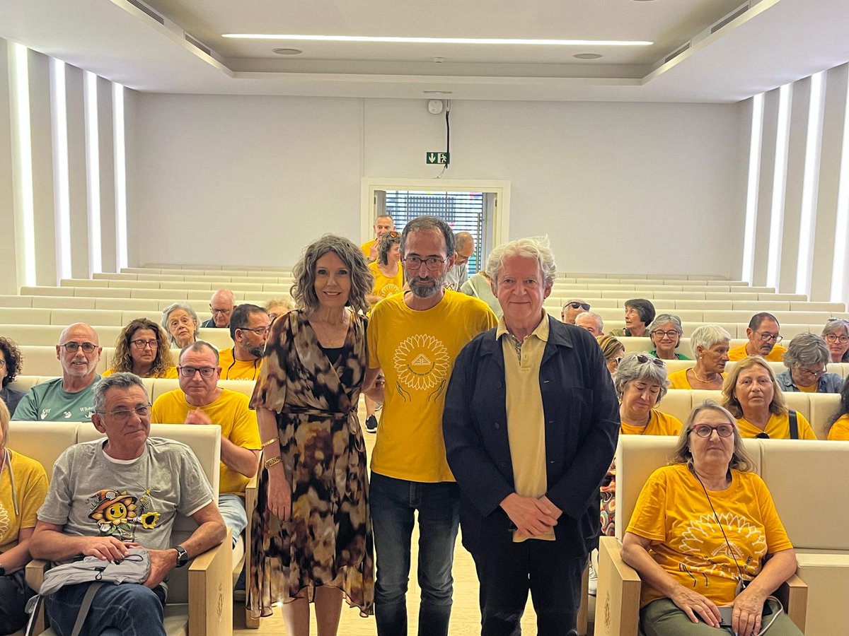 COMC_Oficial's tweet image. El 27 junio, unas 70 personas con #esclerodermia y sus familiares, pertenecientes a la @AEEsclerodermia, recorrieron a pie las últimas etapas del #CaminodeSantiago, bajo el lema “girasoles en el camino”🌻reclamando más visibilidad, equidad e investigación👉ser.es/pacientes-con-…