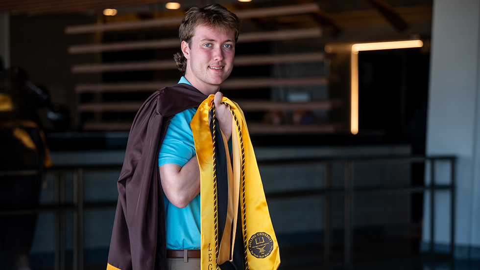 AdelphiWSB's tweet image. 🎓 Before graduating, Hugh Keenan ’25 landed a role with Merrill Wealth Management! He’s one of several @AdelphiU grads with job offers in hand:
🏈 NCAA intern
💼 Northwell analyst
📊 AI researcher
Learn more here: adelphi.edu/news/already-h…