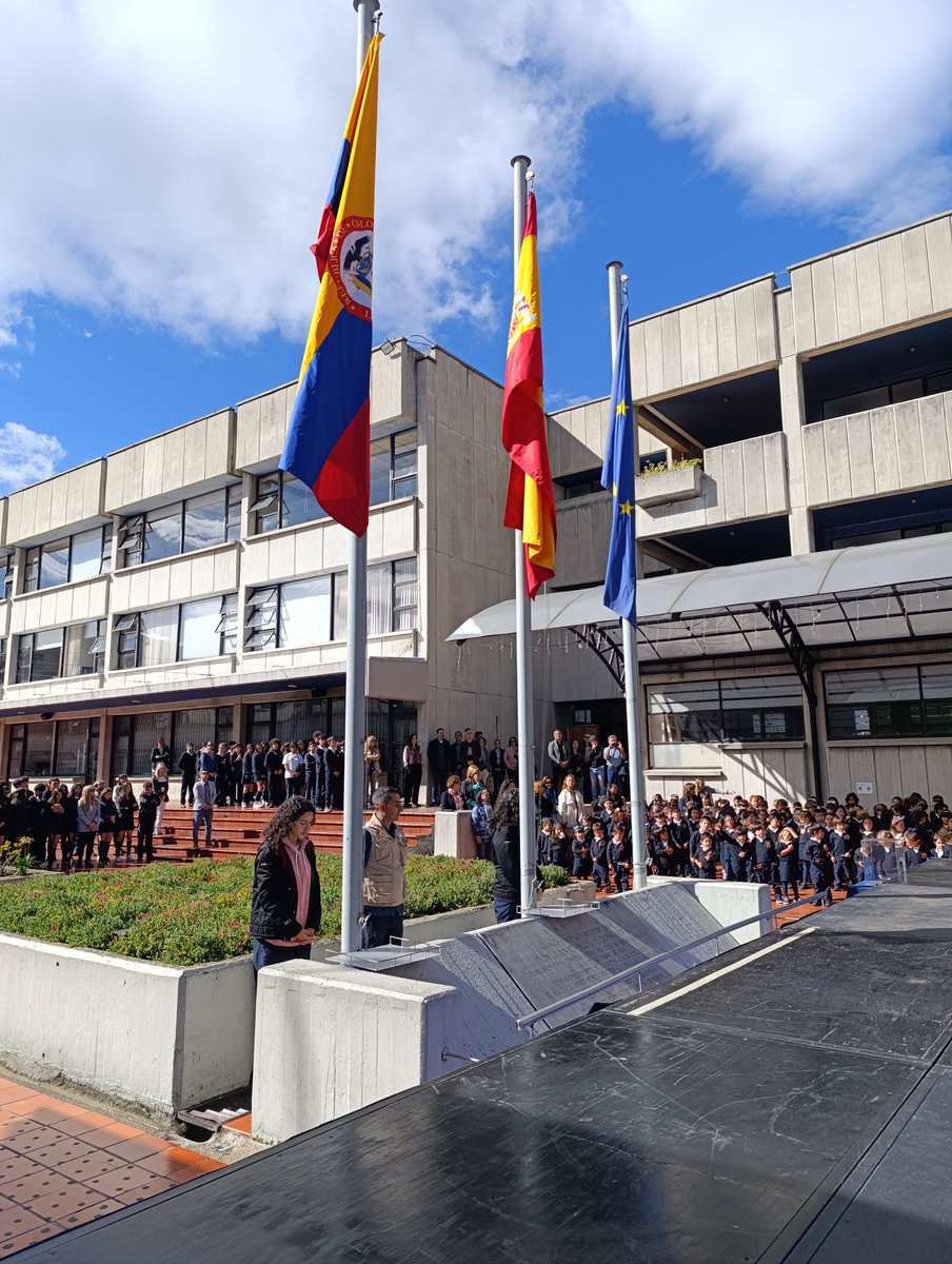 CCEERRCC's tweet photo. La última  izada ha sido muy especial: hemos reconocido a quienes han brillado  durante el año por su esfuerzo, talento y compromiso 🙌

Gracias a todas y todos por sumar, por inspirar y por ser parte activa de esta comunidad que no deja de crecer 💙

@AccEducativaExt https://t.co/GjMWnM9T5k