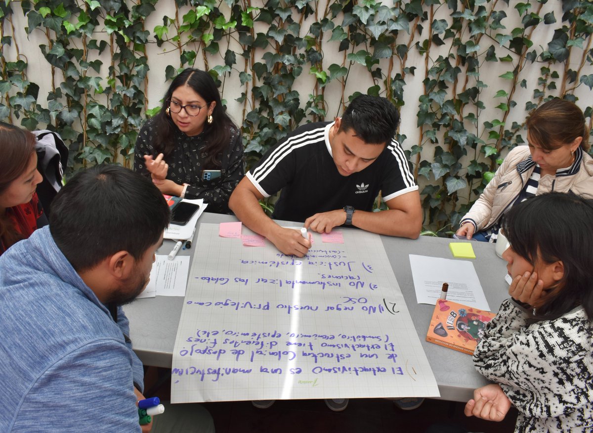 ilsb_ac's tweet image. 📚 ¿Cómo evitar caer en formas de extractivismo epistémico desde nuestras propias prácticas?
En nuestro club de lectura institucional leímos “La muñeca otomí ante el extractivismo epistémico”, texto con el que reflexionamos colectivamente sobre los límites entre reconocimiento y…