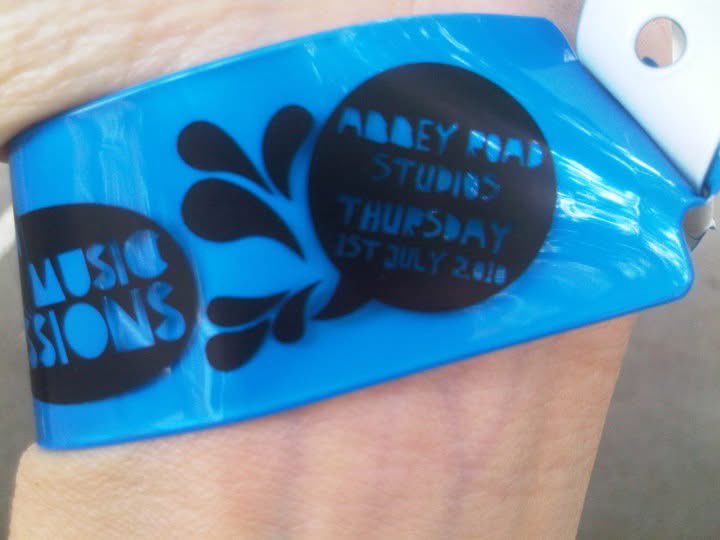 Rachel_Doyle72's tweet photo. Ohhh 15 years ago today I was inside Abbey Road Studios!
My wristband just came up on my Facebook Memories.
I was there to see Professor Green @professorgreen and it was brilliant!
Seen him live a few times. Always a great night 👌🏼
#ProGreen #AbbeyRoad https://t.co/8hyAwLPHuS