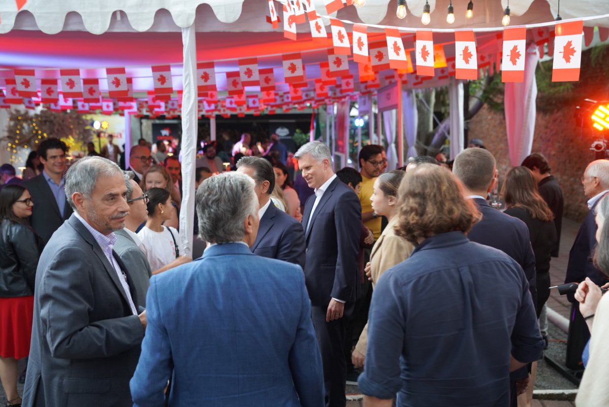 Canada au Mexique (@ambcanmexique) on Twitter photo L'ambassadeur <a href="/AmbMacKay/">Cameron MacKay</a> était présent à la célébration de la #FêteduCanadaMX à Guadalajara, où il a passé du temps avec des collègues, renforcé les liens d'amitié 🤝 et célébré la fête nationale avec de délicieux plats canadiens et mexicains. 😋 🍽️ 🇨🇦 🥳
📸: Alberto Rodríguez L'ambassadeur <a href="/AmbMacKay/">Cameron MacKay</a> était présent à la célébration de la #FêteduCanadaMX à Guadalajara, où il a passé du temps avec des collègues, renforcé les liens d'amitié 🤝 et célébré la fête nationale avec de délicieux plats canadiens et mexicains. 😋 🍽️ 🇨🇦 🥳
📸: Alberto Rodríguez
