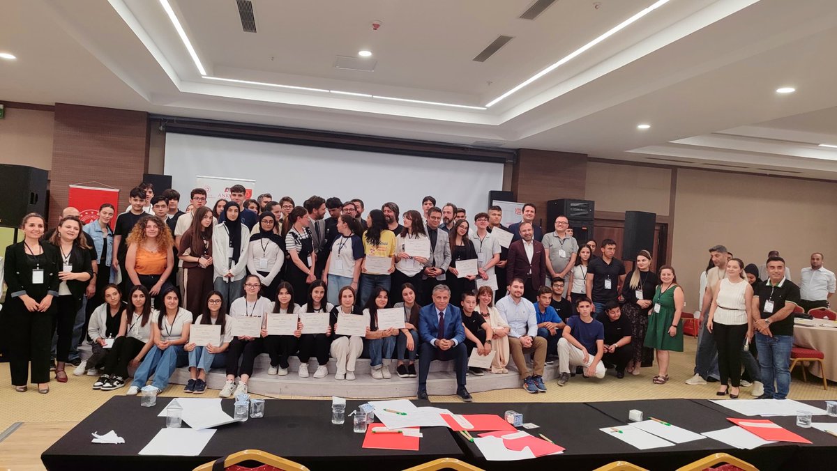 Müdürlüğümüz ve Kalkınma Ajansı iş birliğiyle “Gençler İçin Sürdürülebilir Gelecek Programı / Genç AR-GE ile Sürdürülebilir Proje Kültürü” projesi kapsamında gençlerle bir araya geldik. 21. yy becerilerini geliştirmeyi hedefleyen projemizin amacına ulaşmasını diliyorum.