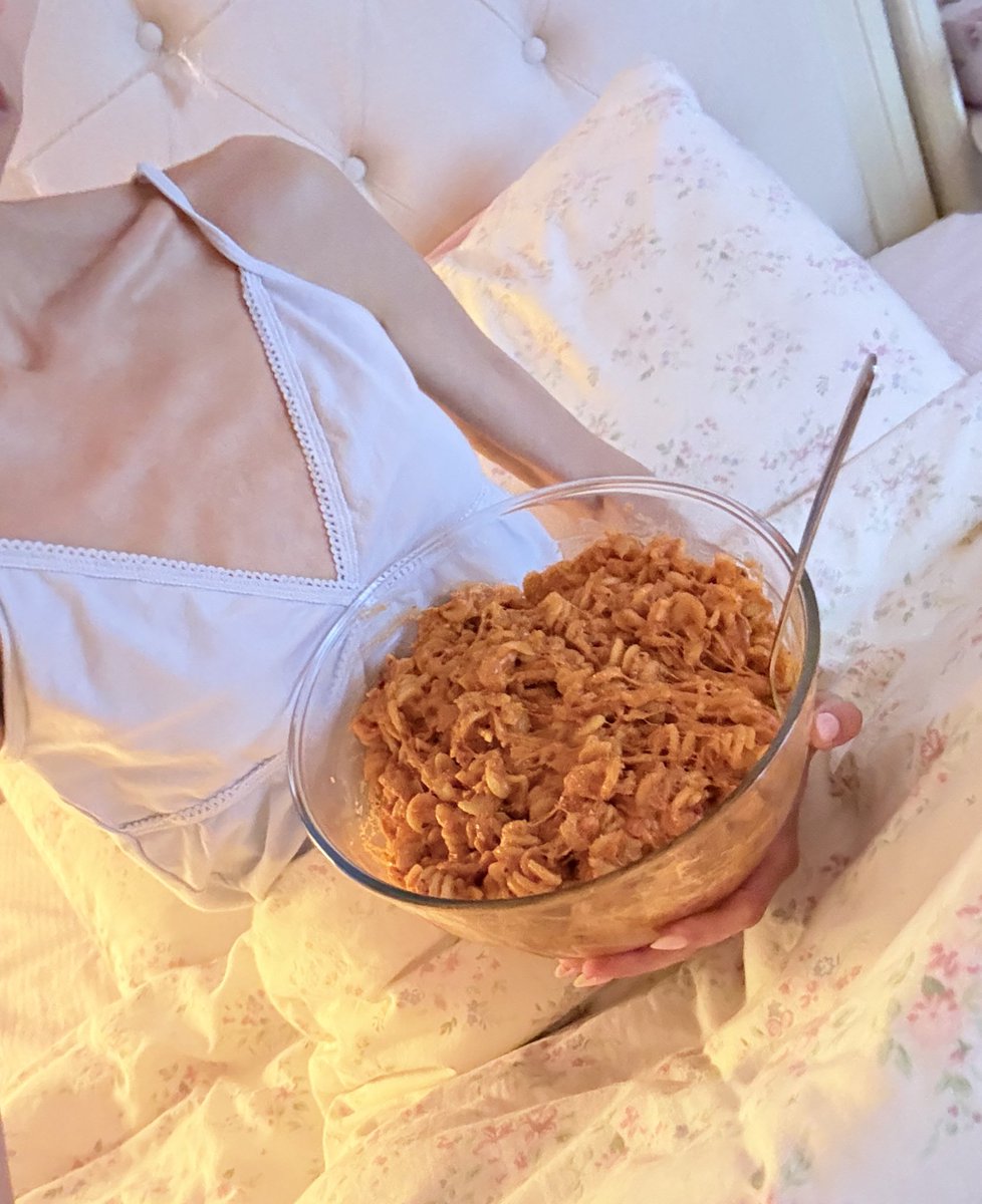 sadlilbunniee's tweet image. Nomnom