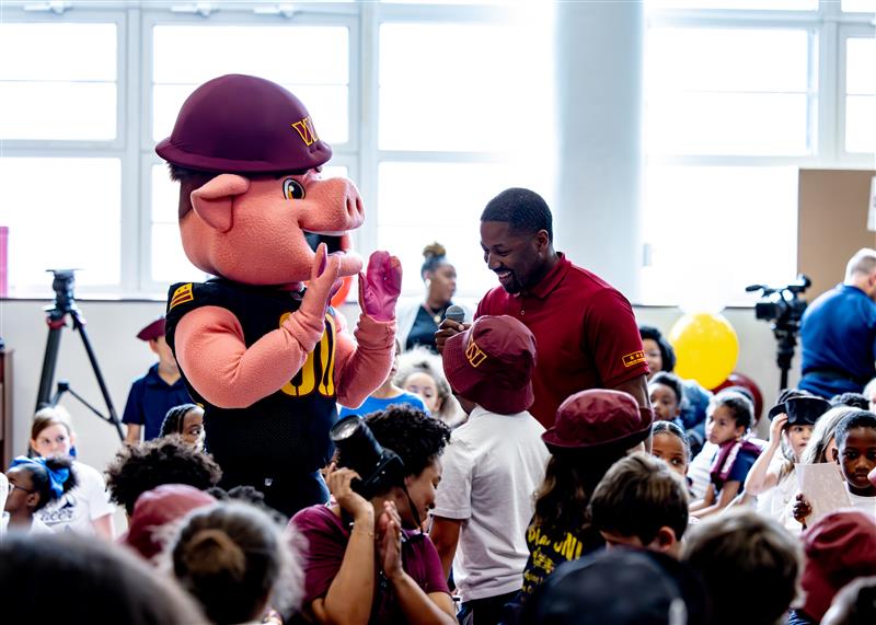 commandersCR's tweet image. During the month of June, our Legends were out and about engaging with the D.C. community — surprising students, celebrating educators, supporting local nonprofits, and showing up for the city that’s always shown up for us. 💛