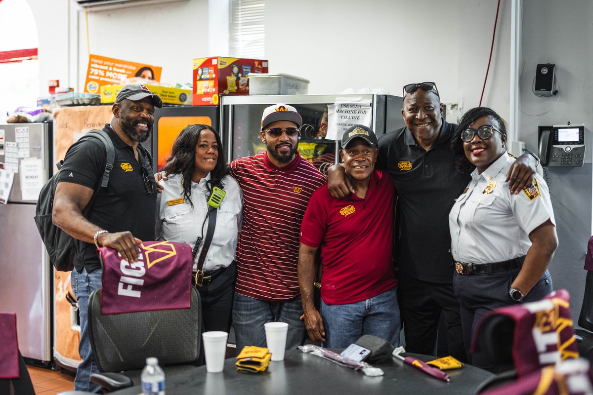 commandersCR's tweet image. During the month of June, our Legends were out and about engaging with the D.C. community — surprising students, celebrating educators, supporting local nonprofits, and showing up for the city that’s always shown up for us. 💛