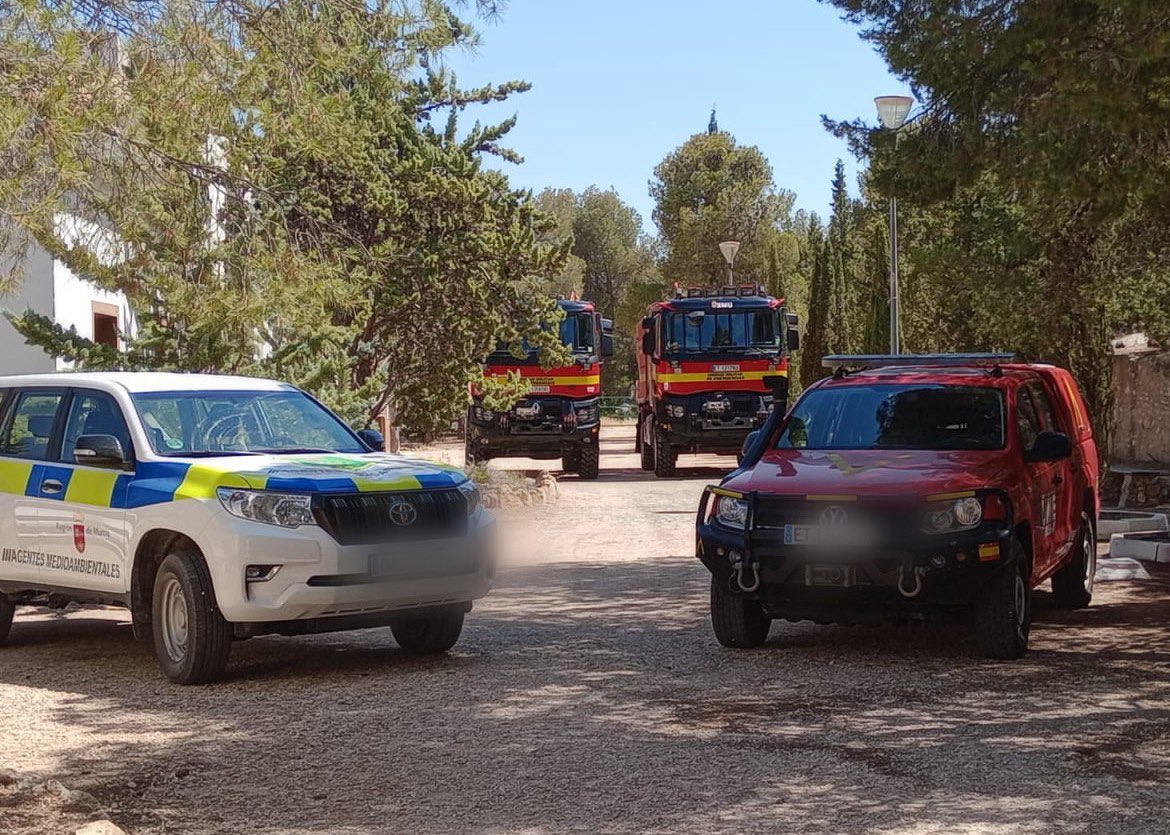 MurciaForestal's tweet photo. 📢 #AAMM_Murcia y #BRIFOR @defensaforeMUR #UDIF comparten experiencia y procedimientos con la #UME durante un ejercicio conjunto en #Yecla
El #BIEMIII de #Bétera se adiestra en la #RegióndeMurcia para reconocimiento del territorio e intercambio de conocimiento contra los #IIFF https://t.co/WZaIW6T0bB