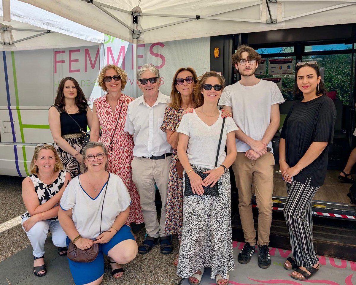 instituthds's tweet image. 🚍 En tournée ce mardi 1er juillet à @VilledeMeudon, le #BusSantéFemmes est allé à la rencontre des habitantes pour proposer des consultations gratuites, anonymes et sans rendez-vous.

📸 Une action menée en présence de Michel Borgat, Adjoint au maire délégué à la solidarité et…