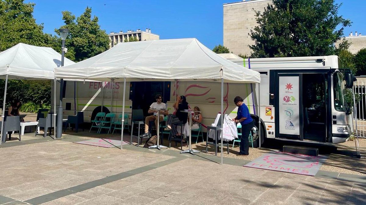 instituthds's tweet image. 🚍 En tournée ce mardi 1er juillet à @VilledeMeudon, le #BusSantéFemmes est allé à la rencontre des habitantes pour proposer des consultations gratuites, anonymes et sans rendez-vous.

📸 Une action menée en présence de Michel Borgat, Adjoint au maire délégué à la solidarité et…