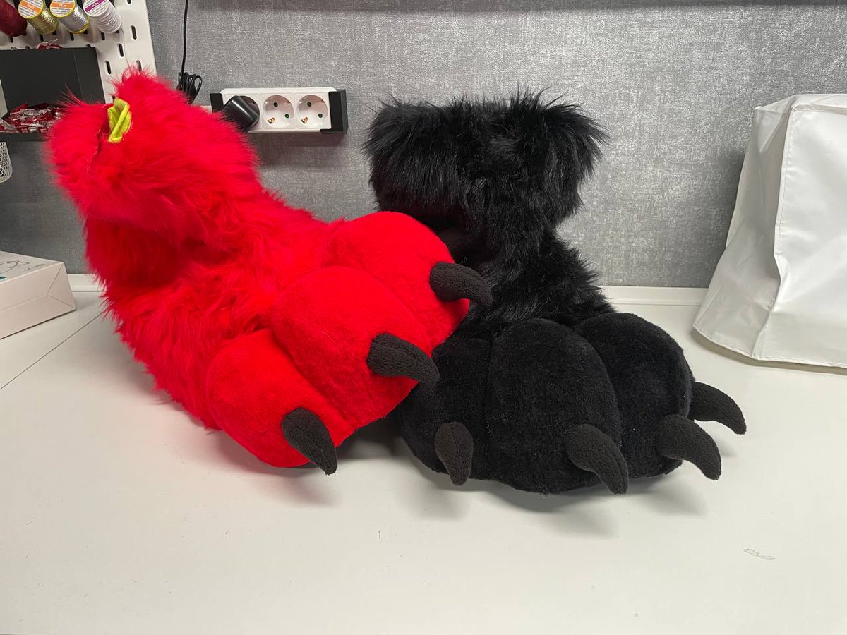 a kitty got her claws :3

#fursuit #furryart #furry