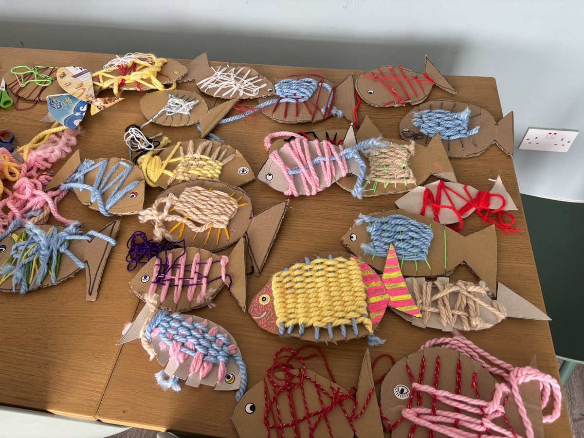 HolyFamilySchl's tweet photo. Summer Camp Day 2! We made bird feeders, we enjoyed weaving ‘wellbeing’ fish, @dlrsports had us sprinting faster than the speed of light (I swear, watch the video!) For a community activity we designed cards for residents of a local nursing home to make them smile! 🎏🏃🏽‍♀️🏃🏼🎨🖌️🐥 https://t.co/NxnGybb2fi