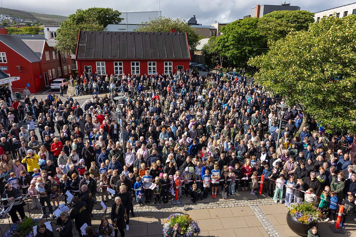 Tinganes's tweet image. A hero’s welcome for the Faroe Islands U21 national #handball team after winning bronze at the World Championships 🥉🙌

PM Aksel V. Johannesen: “The future is bright for Faroese handball and we look forward to many unforgettable moments still to come.”