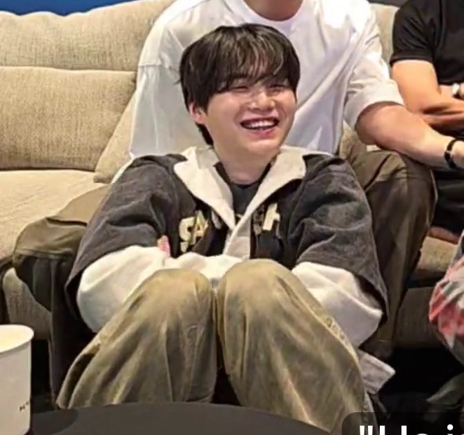 milubolita's tweet photo. uno de mis miedos era que yoongi no se sintiera cómodo después de todo lo que pasó y verlo tan feliz me llena el corazón de amor https://t.co/olqQzU0AZd