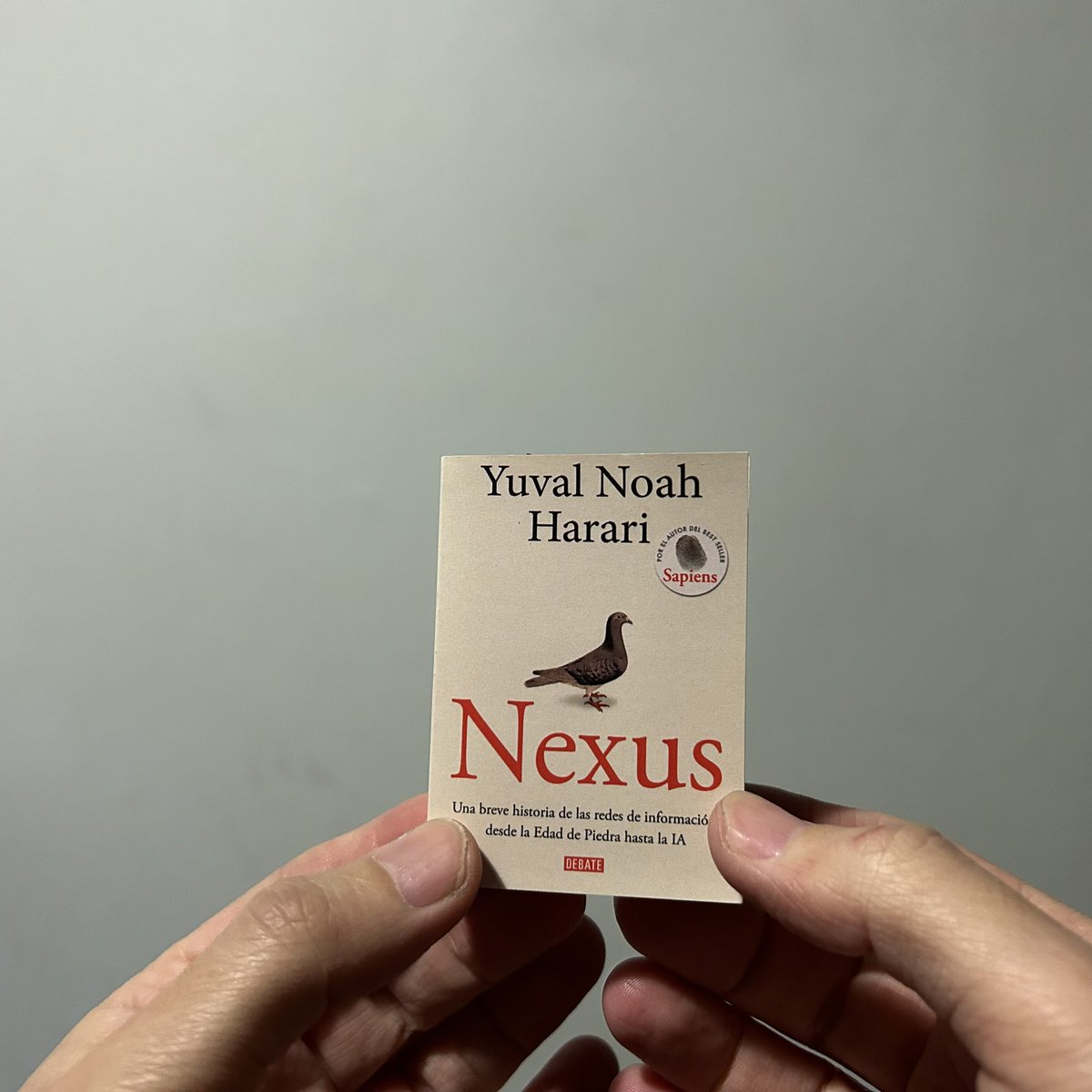 Nicolás Lazo Jerez (@nlazojerez) on Twitter photo 🙀 Ayuda: mi ejemplar de «Nexus» cayó al agua y su tamaño se redujo considerablemente.
👀 Ahora que capté tu atención, te invito a leer lo que escribí sobre este perturbador ensayo para la <a href="/RevistaUniv_UC/">Revista Universitaria UC</a>.
bit.ly/4eF9NXd 🙀 Ayuda: mi ejemplar de «Nexus» cayó al agua y su tamaño se redujo considerablemente.
👀 Ahora que capté tu atención, te invito a leer lo que escribí sobre este perturbador ensayo para la <a href="/RevistaUniv_UC/">Revista Universitaria UC</a>.
bit.ly/4eF9NXd