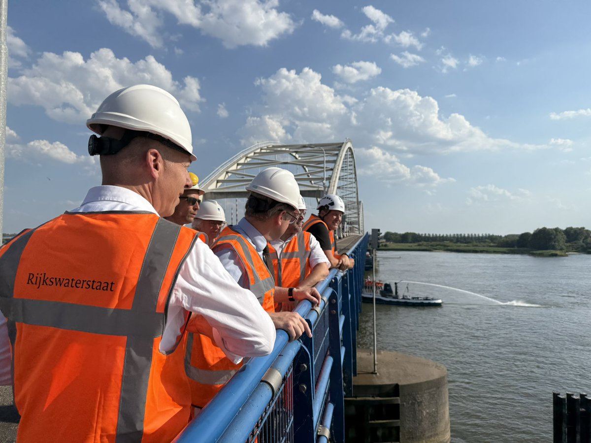 MinisterIenW's tweet image. Bij project A27 Houten-Hooipolder ging ik in gesprek over de verbreding van ongeveer 47 kilometer weg en vervanging 4 bruggen. Mooi om te zien dat @Rijkswaterstaat hier hard aan werkt, want dit draagt bij aan vermindering van de files.
Meer info: rijkswaterstaat.nl/wegen/projecte…