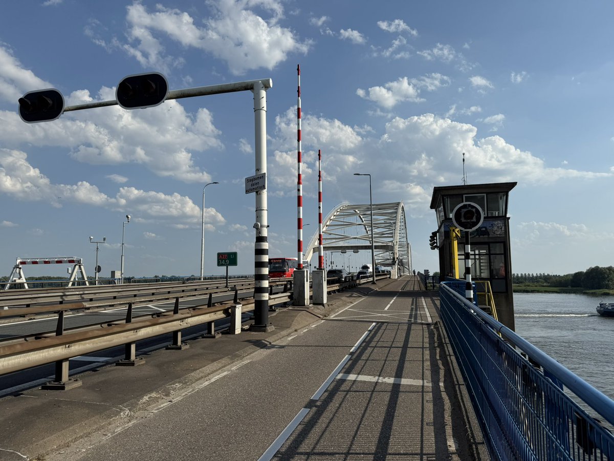 MinisterIenW's tweet image. Bij project A27 Houten-Hooipolder ging ik in gesprek over de verbreding van ongeveer 47 kilometer weg en vervanging 4 bruggen. Mooi om te zien dat @Rijkswaterstaat hier hard aan werkt, want dit draagt bij aan vermindering van de files.
Meer info: rijkswaterstaat.nl/wegen/projecte…