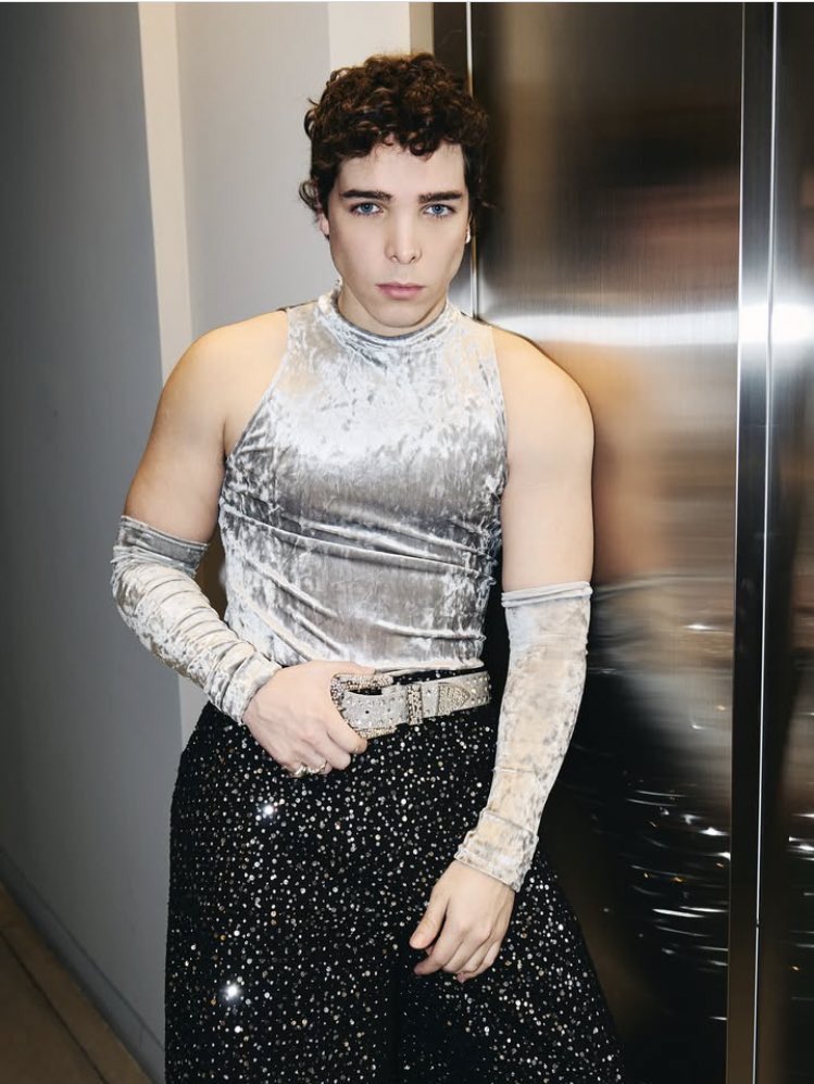 Con ese look, cualquiera pierde el sentido &amp; el rumbo