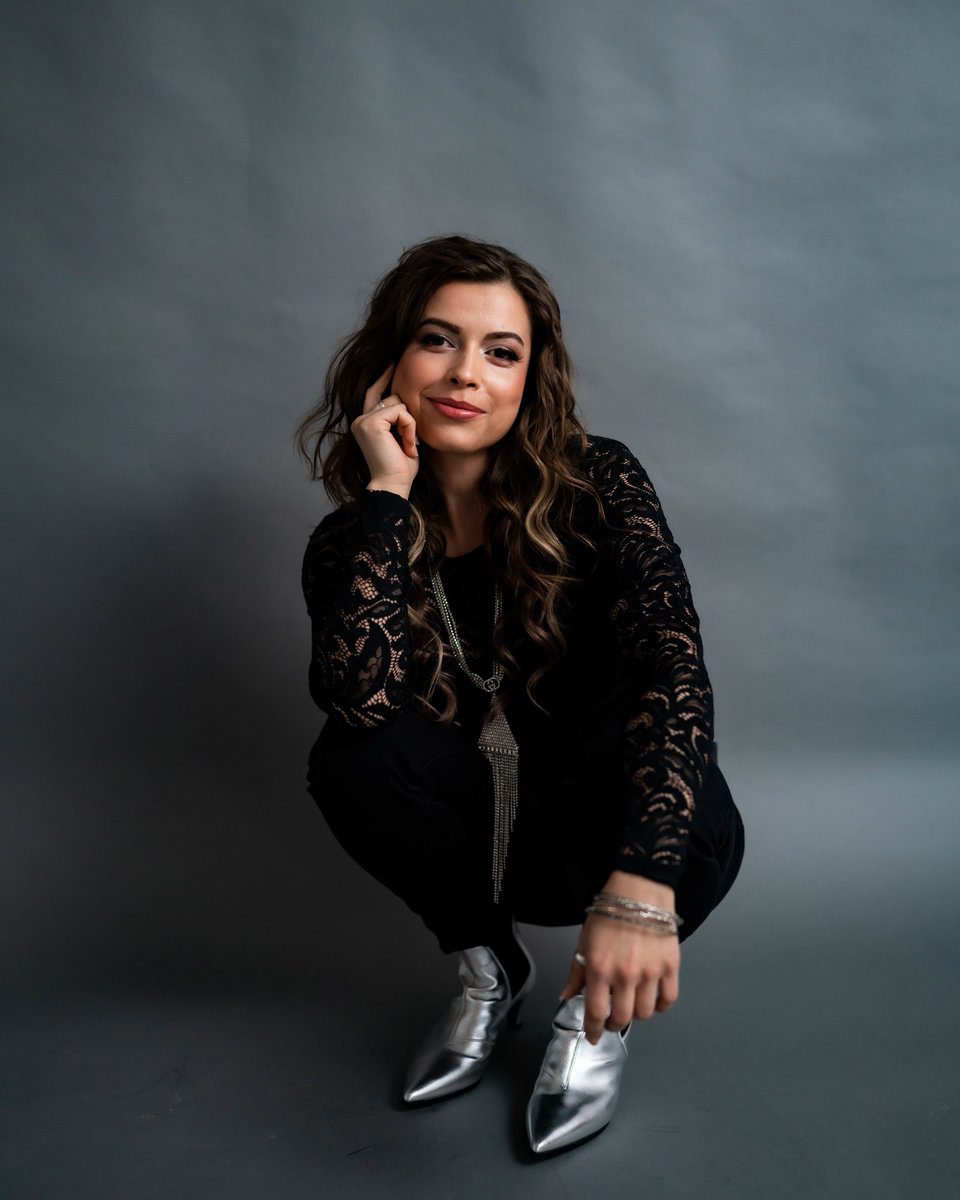 IAmShoshannah's tweet photo. My favorite photo shoot ⭐️
by 📸 @stevenshphotos w/ hair &amp; makeup by✨@kjwinn1
@gucci #throwback #FaithfulForFree #AlbumPhotoShoot #GodWin #SpiritRich https://t.co/3WE0MbpP7I