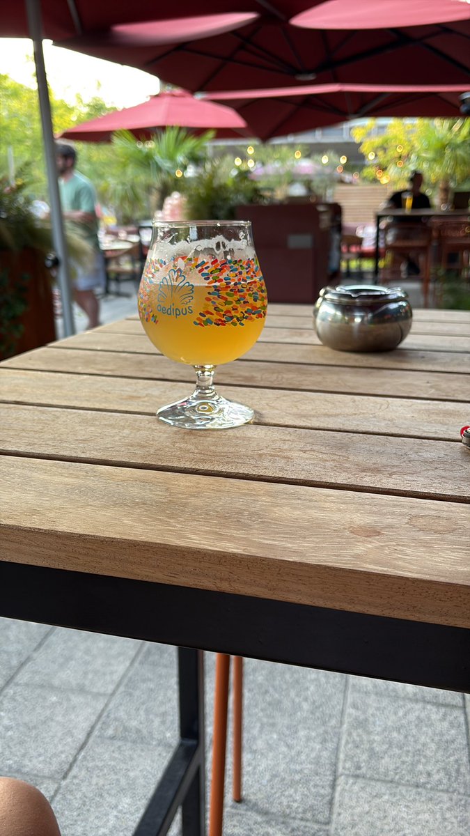 prosken's tweet photo. Santé, de avond kan beginnen. Straks nog een banana milkshake?😜
#Amsterdamage https://t.co/7rzDSOkbHI