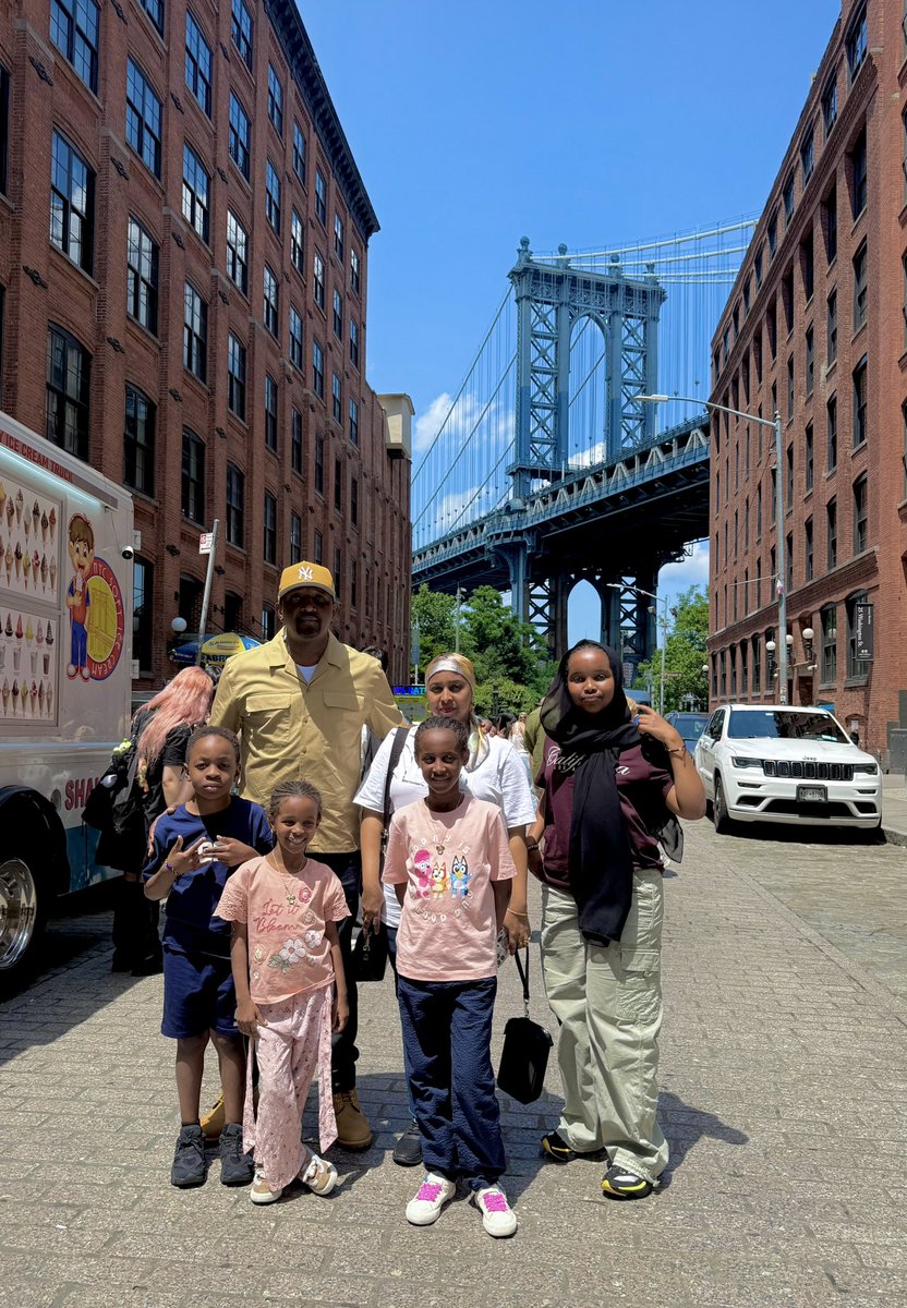 Caamil8's tweet image. Exploring the magic of New York City with my family, soaking in the stunning views of the Manhattan Bridge! Together, we create memories that will last a lifetime.