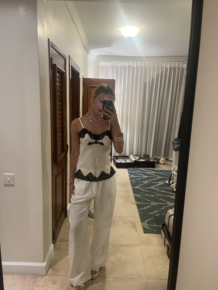 hiiiii!!! i’m vira—looking for more army mutuals!

— 20 yo
— army since 2020
— bts ult
— listen to katseye ateez got7 idle &amp; a few others as well 
— uni student 
— jungkook bias 💜

reply / comment / follow to be mutuals 🪩✨