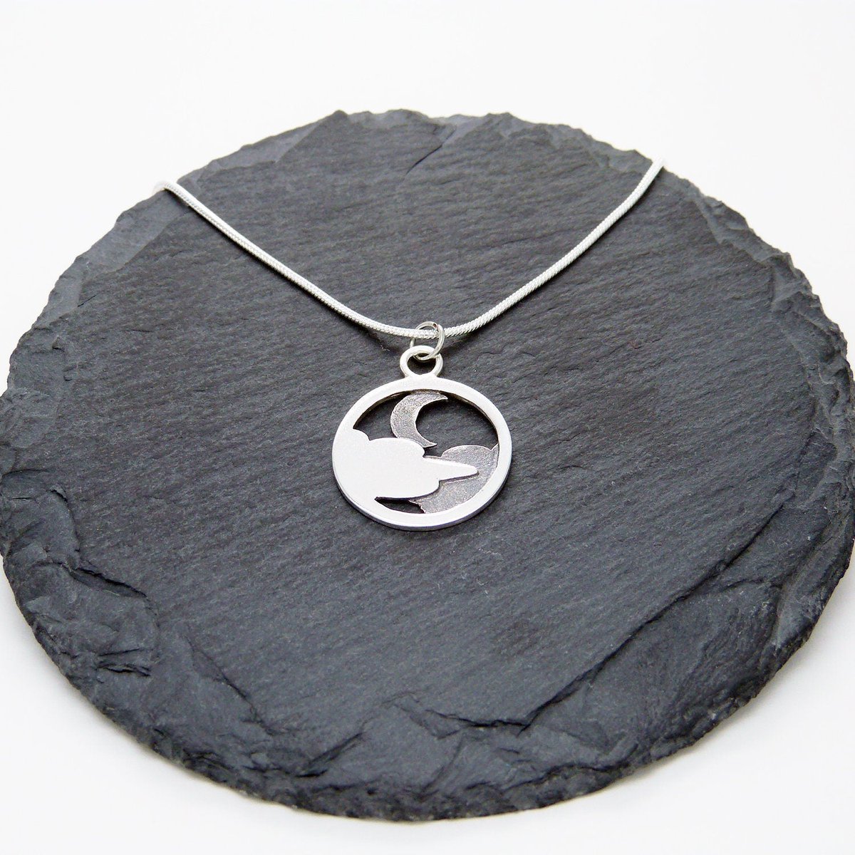 Plataica's tweet photo. Un bonito colgante 🔃 REVERSIBLE #Nube ☁️ y #Luna 🌙 en plata 925, un regalo perfecto para una persona especial... o para darte un capricho, qué menos! 😜
👉 https://t.co/AOndVK9oAd
#joyeríaartesanal #hechoamano #envíogratis #silvermoon #moon #night #silvernight https://t.co/LSOvWaD9Iw