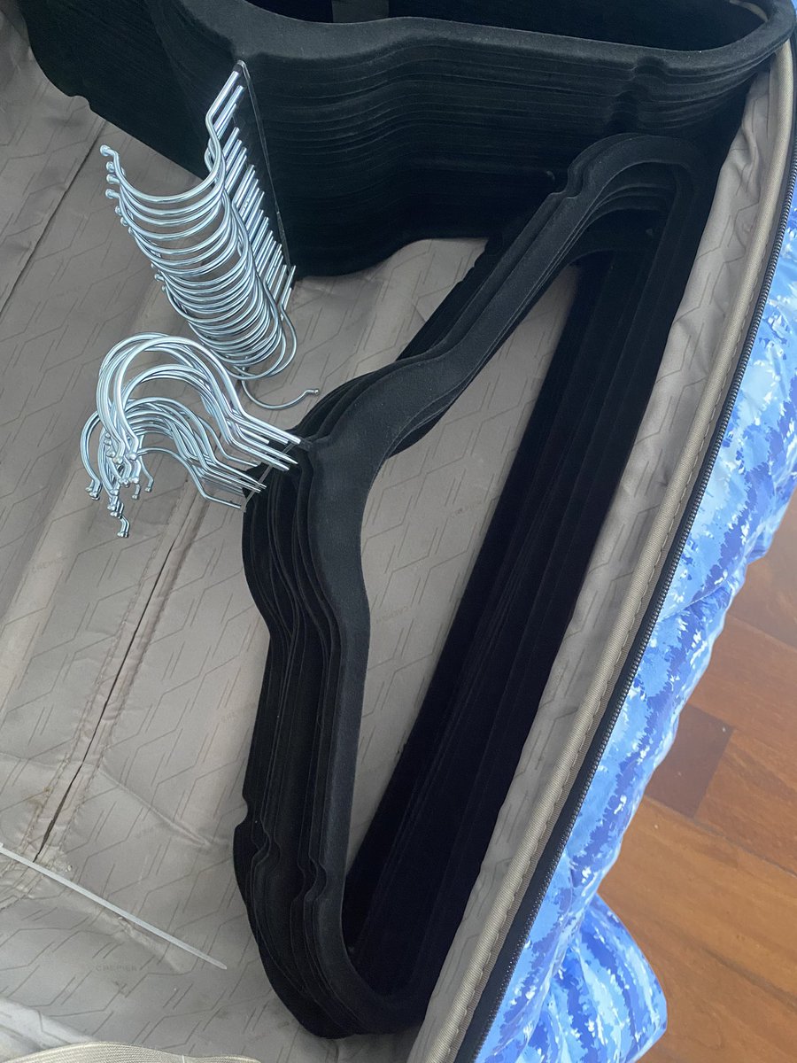 Silvermistha's tweet photo. @aaap_peru Señores Aduanas, falabella estaba en promoción esta cajita de colgadores de 50 unidades compre 4 cajitas para renovar mi closet. Y llevarlas a Colombia debo declararlas ? 🥺 o no tendre problemas de llevarme mis 200 colgadores en mi equipaje. https://t.co/5SywLlq5Gx