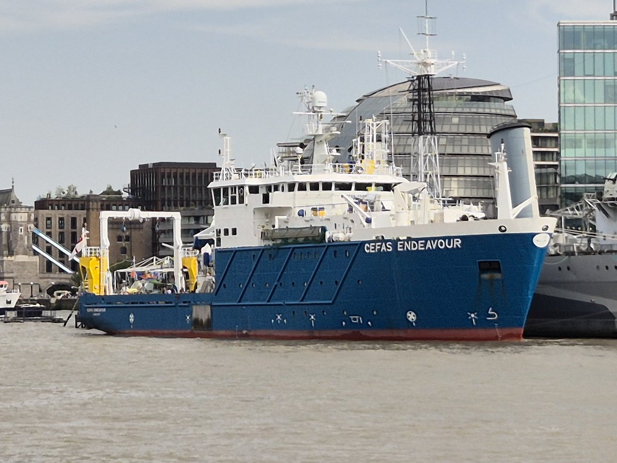 GeraldM64883070's tweet photo. RV Cefas Endeavour alongside HMS Belfast. She's an ocean-going fisheries research vessel @CefasGovUK #FutureOcean25 #HMSBelfast @TowerBridge #riverthames #pooloflondon #shipsinpics #riverthames #thamespath https://t.co/a8va3HkNCo