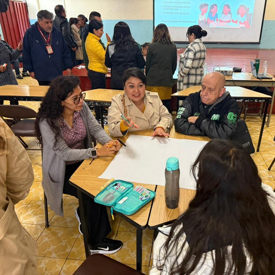 AlcCuauhtemocMx's tweet photo. En Cuauhtémoc rompimos el silencio.
Con el taller “Menstruar en la Escuela”, capacitamos a docentes para que NINGUNA niña falte por miedo, desinformación o pobreza menstrual.
📍 Secundaria No. 2 https://t.co/oGyGmuPKE0