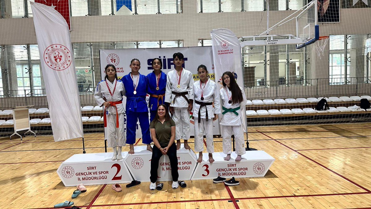 🥋Siirt’te düzenlenen Anadolu Yıldızlar Ligi Judo Grup Müsabakaları💪

🥇 İkra Su Köse  
🥇 Ayşe Hüda Kaya  
🥈 Ayşe Fırat
🥉 Ayşe Özdemir

Gösterdikleri performansla Gaziantep kız takımı  takım halinde 🥈, genel klasmanda ise 🥉 olarak 2. Etap’a yükselme hakkı kazandı!

✨
