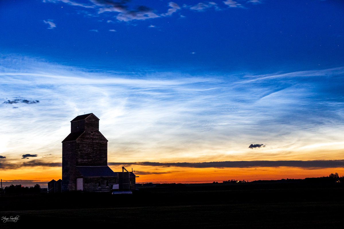 YEGHugo's tweet image. The Noctilucent Clouds were big and strong last night. We have such a beautiful skies in Canada. 馃嚚馃嚘 #canada #canadaday #alberta #edmonton #nightsky #noctilucentclouds #NLC #photography #naturephotography