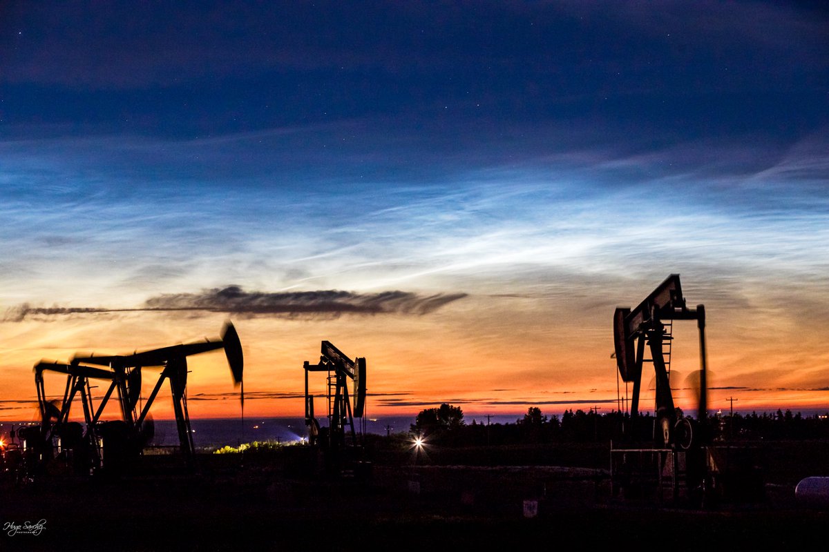 YEGHugo's tweet image. The Noctilucent Clouds were big and strong last night. We have such a beautiful skies in Canada. 馃嚚馃嚘 #canada #canadaday #alberta #edmonton #nightsky #noctilucentclouds #NLC #photography #naturephotography