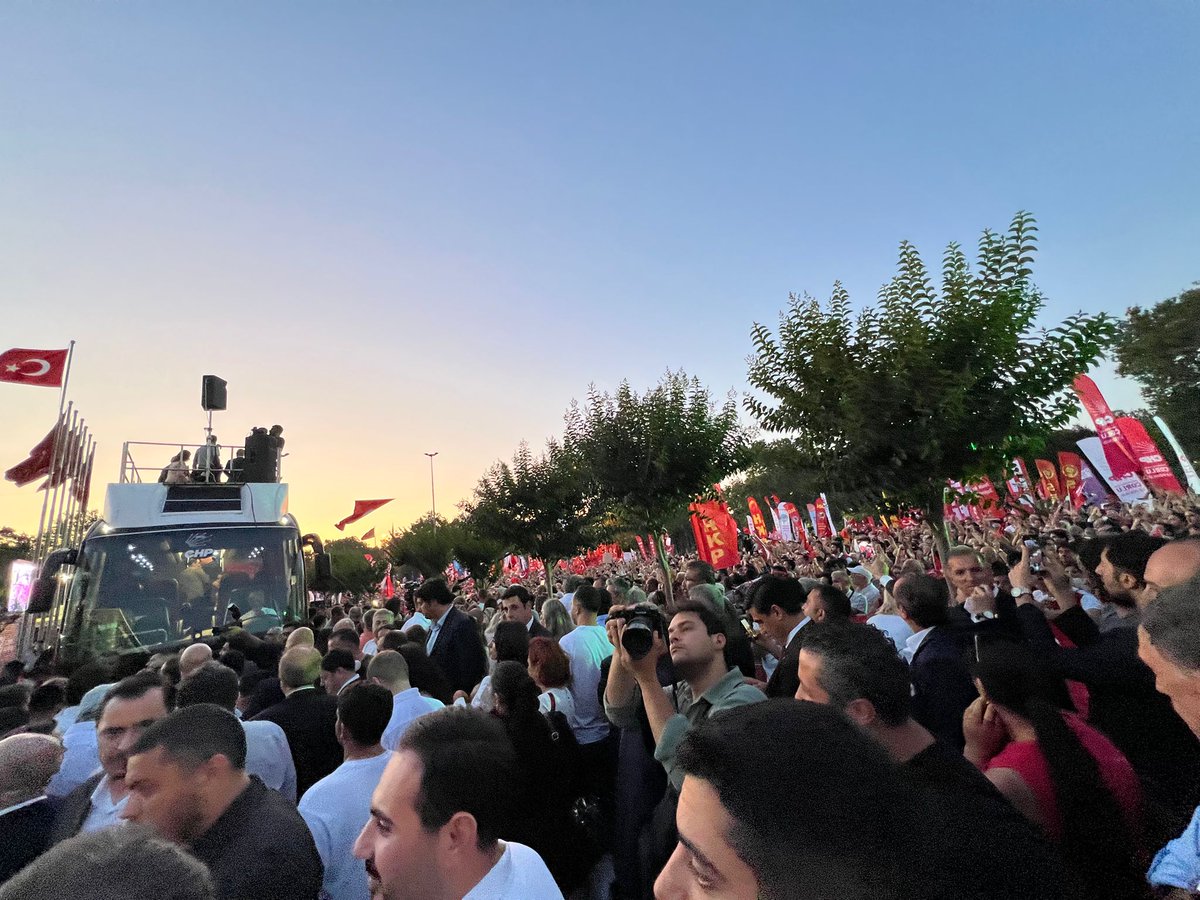 fatmakaplan's tweet photo. #Saraçhane, 100 gündür süren adaletsizliğe karşı milyonların vicdanı oldu.

Adalet için buradayız. 
Demokrasi için buradayız. 
Umut için buradayız.✌🏼

İrademizi gasp etmeye çalışanlara karşı #saraçhanedeyiz ! https://t.co/QlbZdk7imO