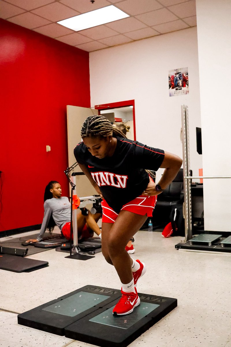 UNLVLadyRebels's tweet image. Diagnostic baseline testing with our amazing sport science crew 🧪