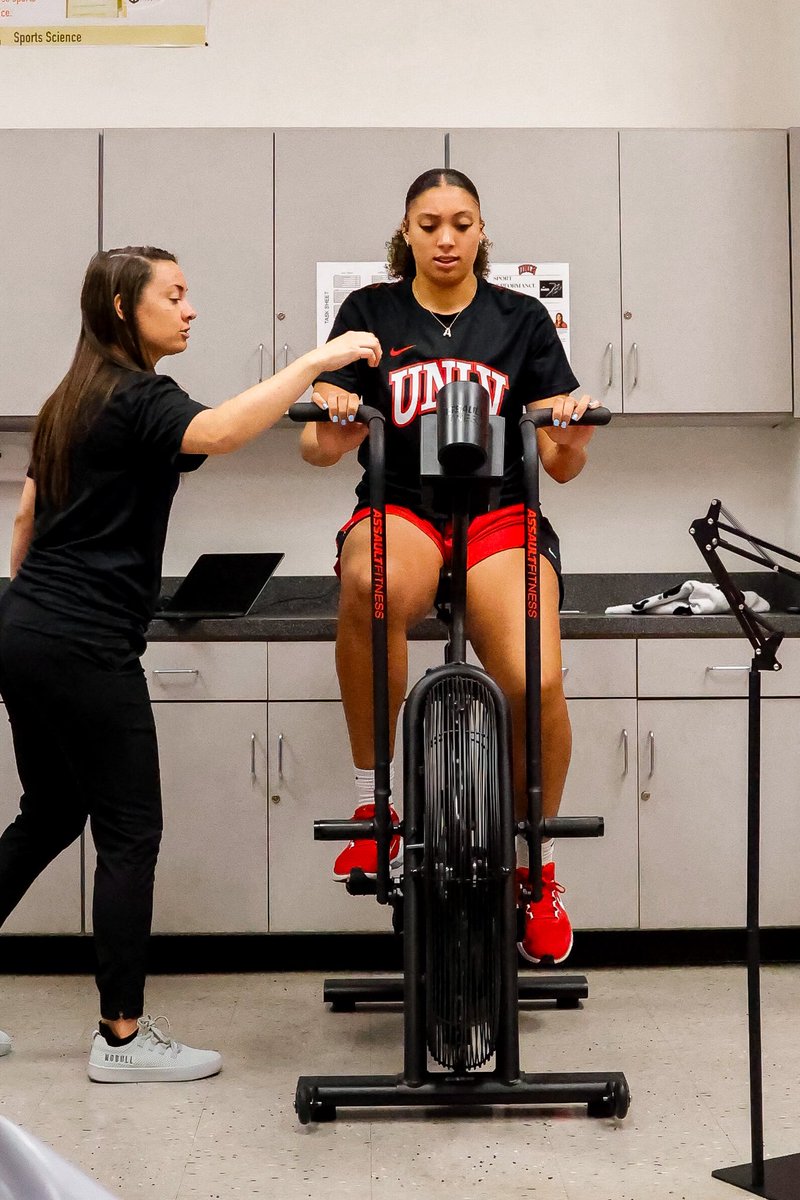 UNLVLadyRebels's tweet image. Diagnostic baseline testing with our amazing sport science crew 🧪