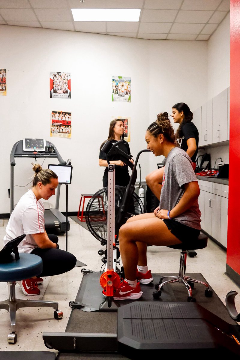 UNLVLadyRebels's tweet image. Diagnostic baseline testing with our amazing sport science crew 🧪
