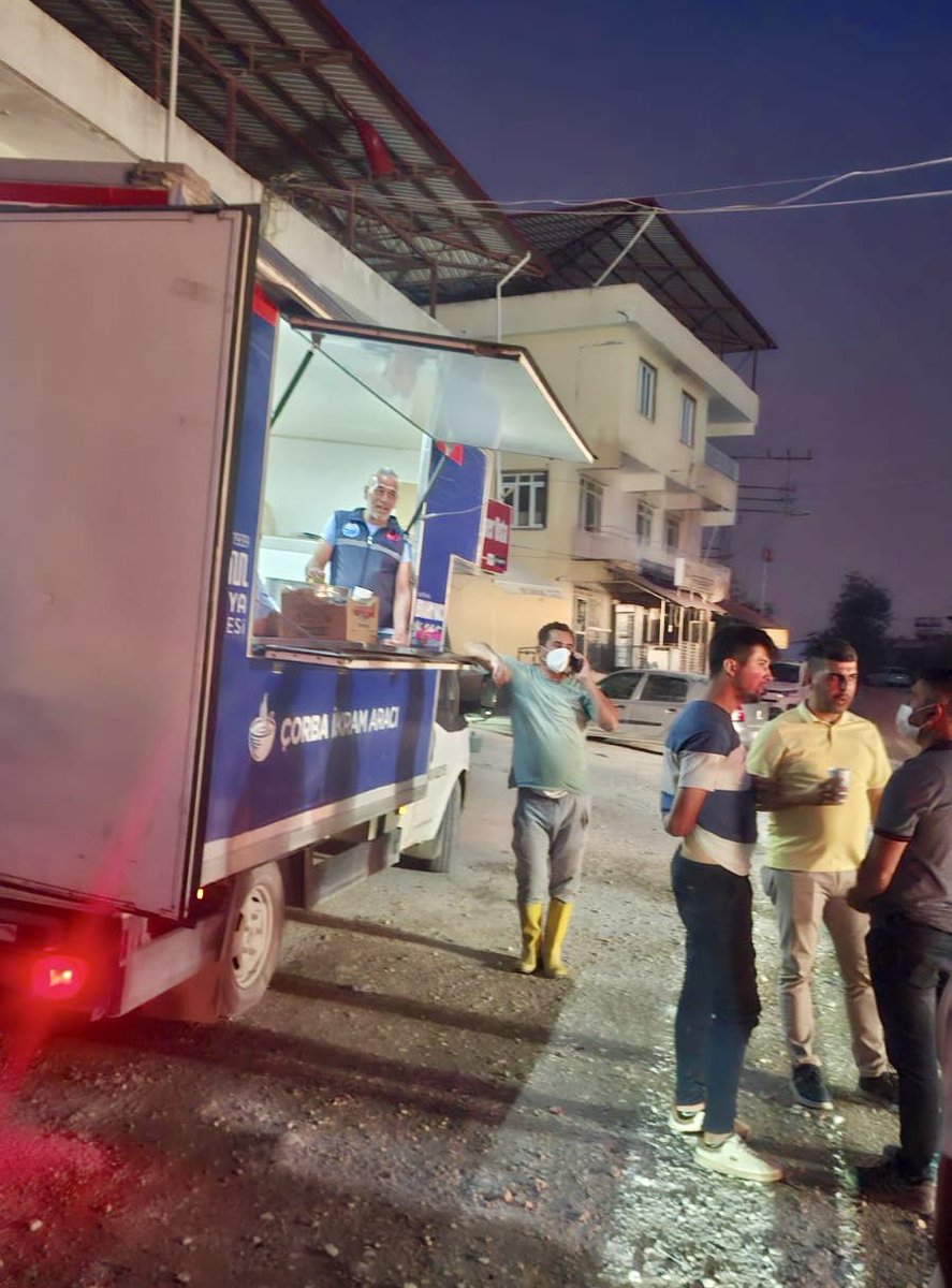 Mobil ikram aracımızla bölgede görev yapan ekiplerimize ve vatandaşlarımıza destek olmaya devam ediyoruz.

Belediye olarak tüm imkânlarımızla afetin yaralarını sarmak için sahadayız.