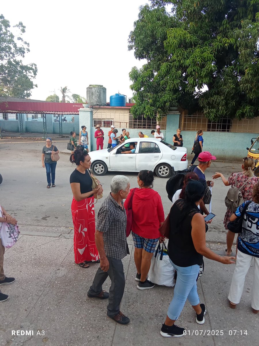 Los carros administrativos de la Empresa Provincial de Transporte apoyando la transportación de pasajeros desde la Terminal "Dagoberto Sanfield Guillén" hasta el hospital Clínico Quirúrgico y la Vocacional. #HolguínSí Transporte Solidario.
#HonorHolguinero
#THG