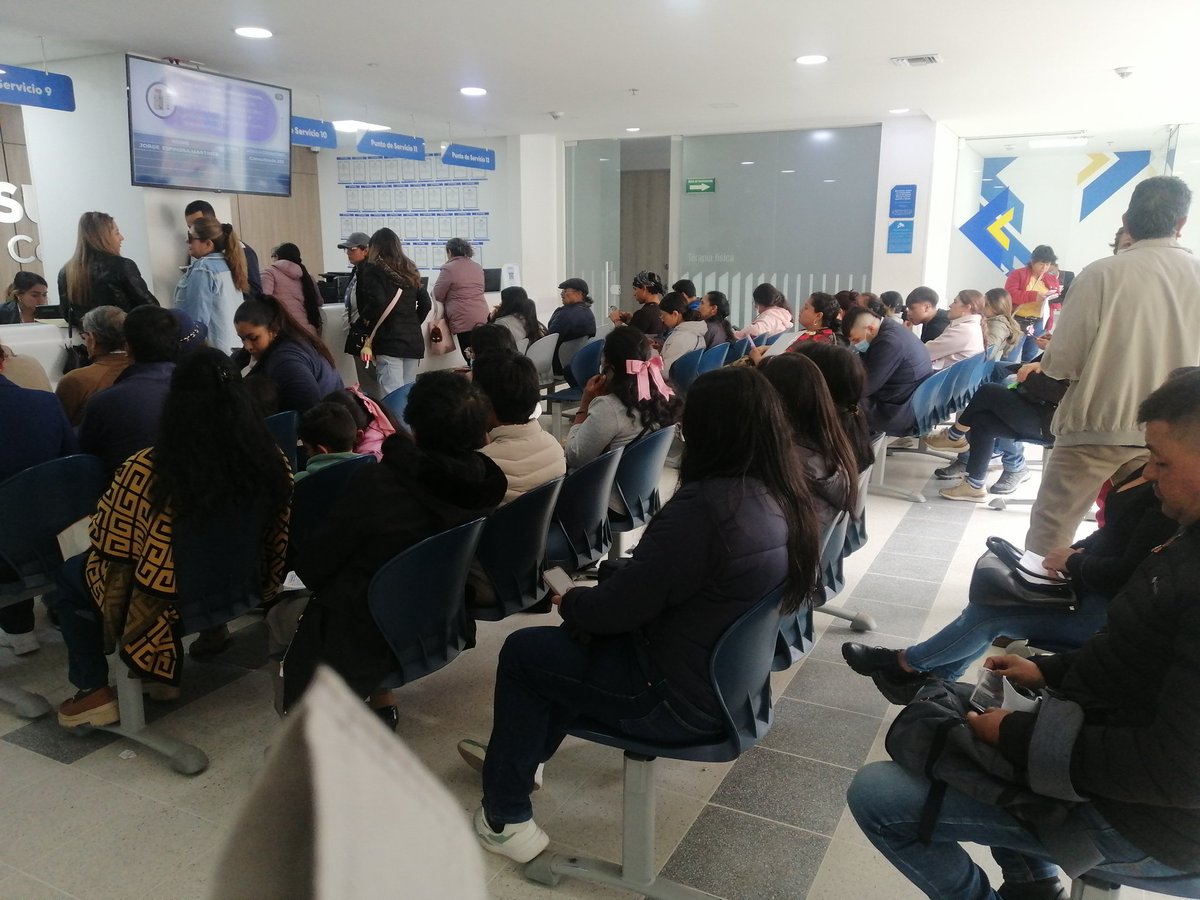 cieloanroar's tweet photo. Una hora después... Eso es falta de organización y de ponerse en el lugar del adulto mayor, de las personas que vienen de otros municipios simplemente a agendar hasta ahora la cita, igual para el día de la cita con el médico. 3 puntos de servicio atendiendo https://t.co/eRQ3beD4lk